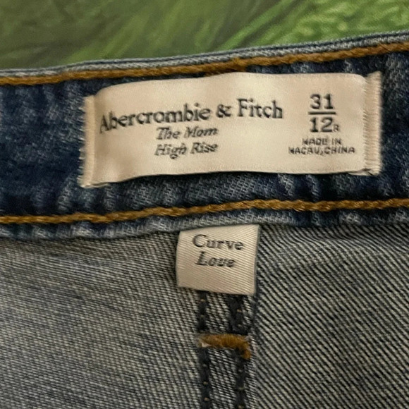 Abercrombie Curve Love High Rise Mom Jean, Size 31/12 Reg, NWT - Picture 9 of 16